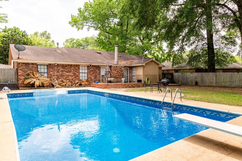Relaxing 4-Bedroom Oasis - Image 1