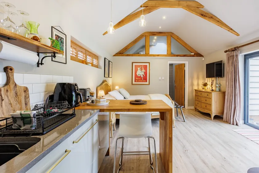 Delightful, open plan studio in Brightwell Baldwin - Image 1