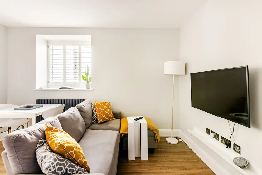 Central Abergavenny 1-bed Renovated Apartment - Image 1