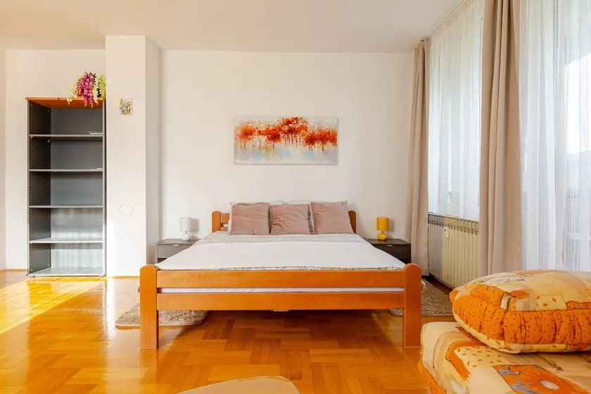 Sunny Apartment - Image 1