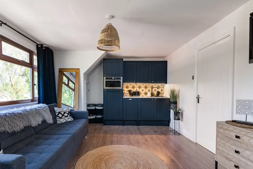 Beautiful 1 bedroom apartment with outdoor dining - Image 1