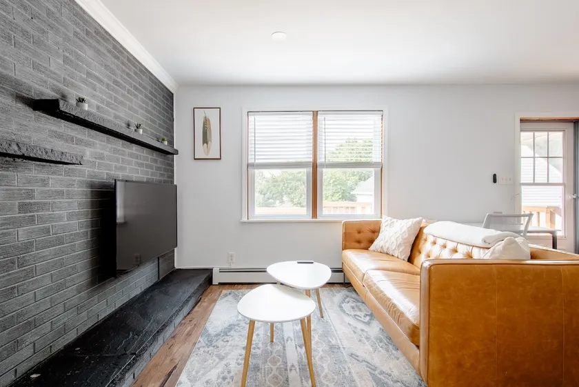 Cozy 1B Apt w/ fireplace, full kitch & off str PK - Image 1