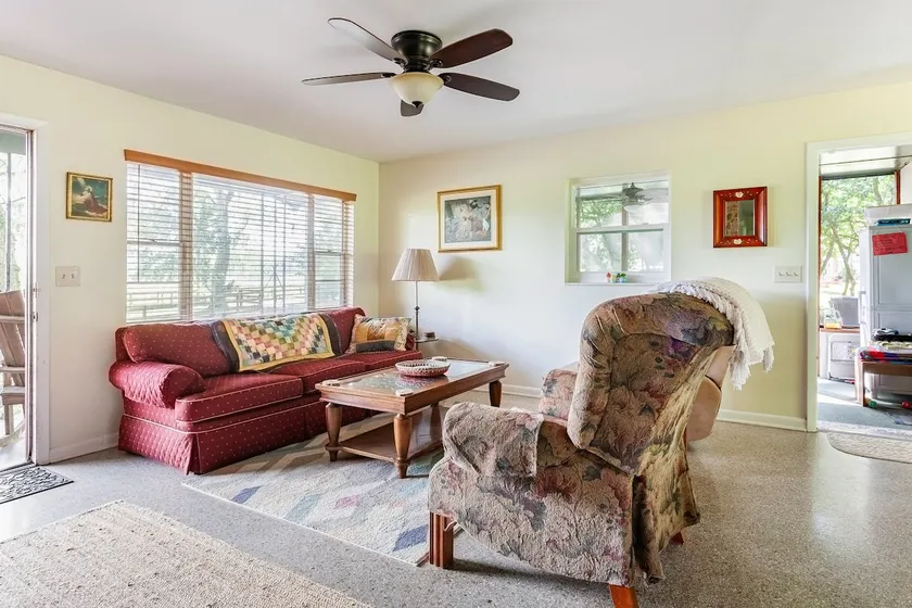 Cozy 3 B/R home nestled amid historic live oaks - Image 1
