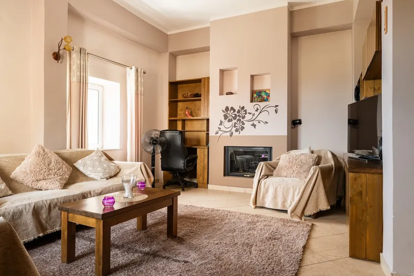 Madalena's home is a cheerful 3 bedroom home. - Image 1