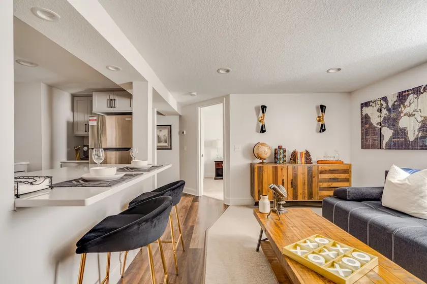 Uptown Gem, walk to the Lake & dining. - Image 1