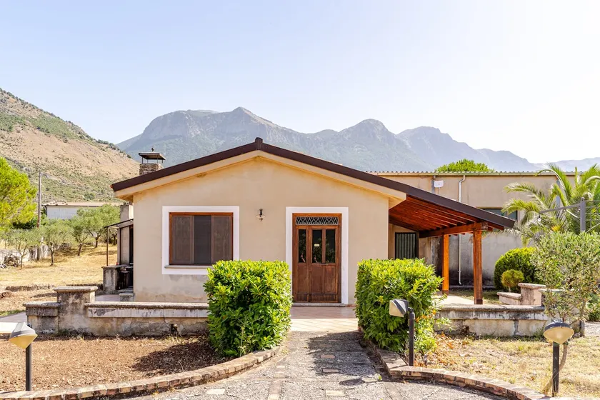 Detached house in the heart of nature - Image 1