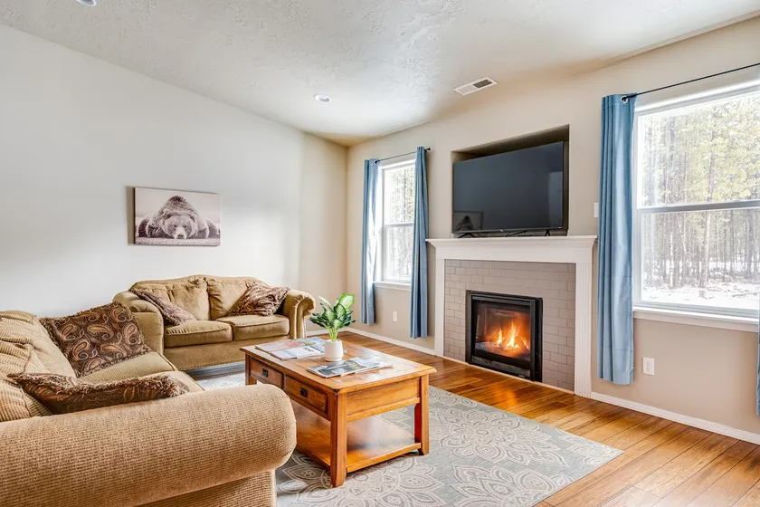 Black Bear Lodge in Three Rivers - Image 1