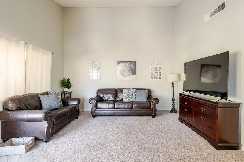 Family Modern 2B condo|20 min Strip| Pool-Parking. - Image 1