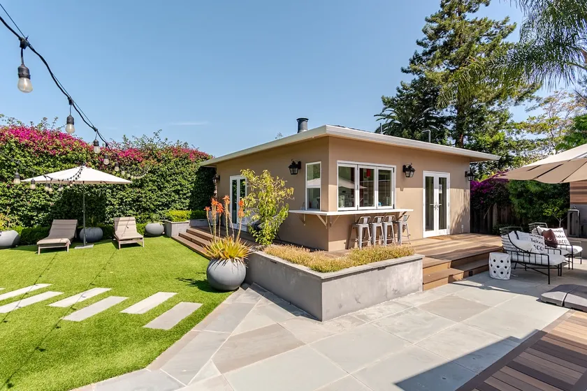 Stylish standalone guesthouse near Santana Rowing - Image 1