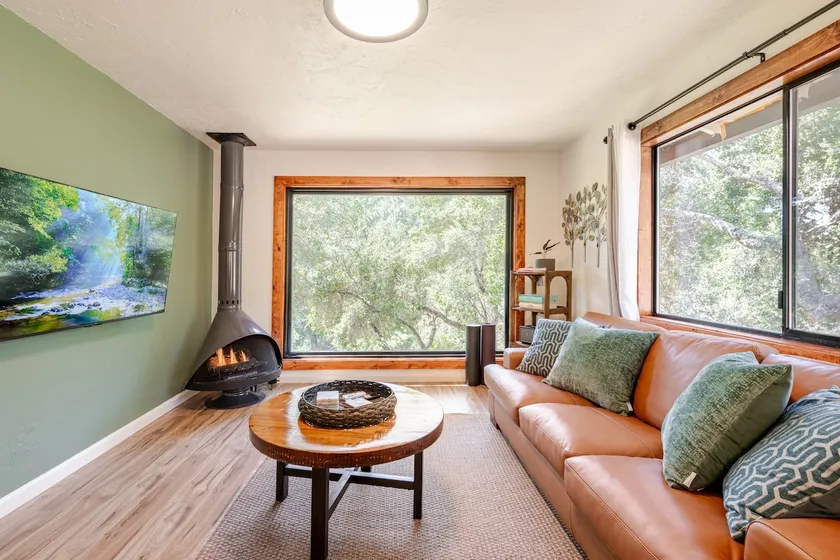 New, Oak TreeHouse Retreat - Image 1