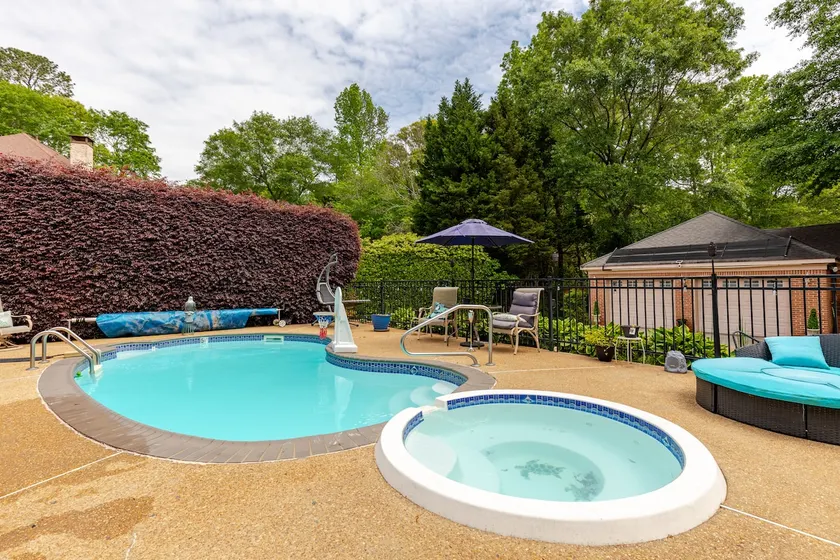 Great Escape to the Suburbs/Pool+ - Image 1