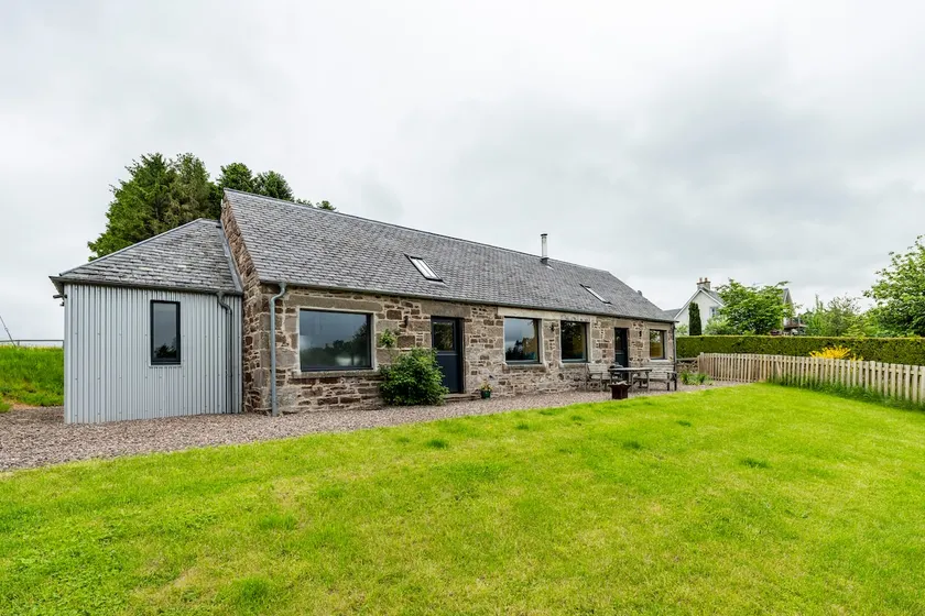 Stylishly converted Bothy by River Earn - Image 1