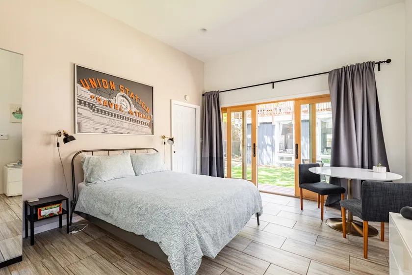 Clean, quiet studio in central location w/ parking - Image 1