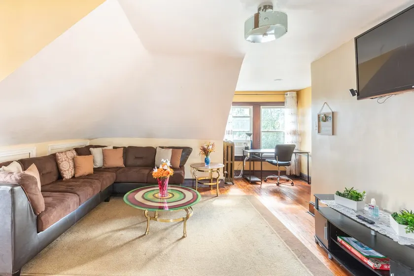 Quaint 3rd Floor Loft - Image 1