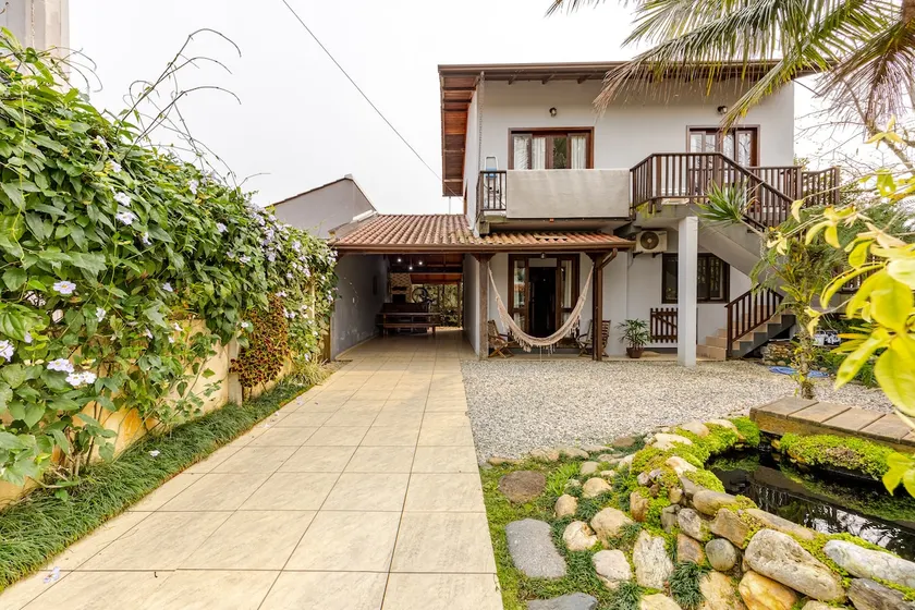 House in the center with pool and lake, 450 meters from the beach - Image 1