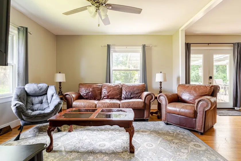 Cheerful 2 Bedroom House with Covered Patio - Image 1