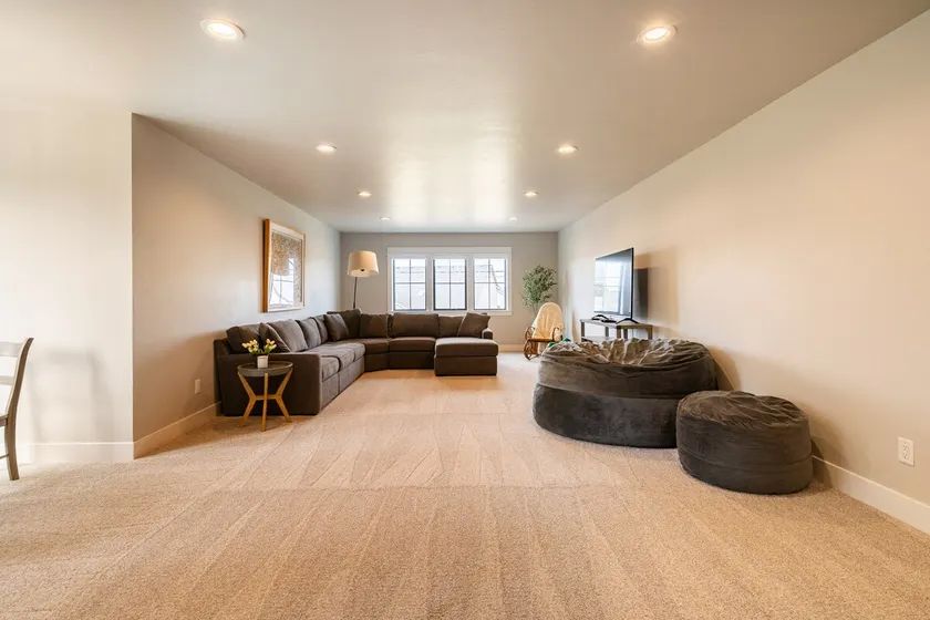 Private 1400 square foot up stairs apartment. - Image 1