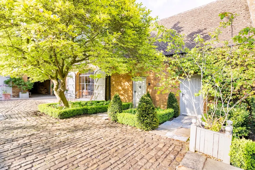 Beautiful guest house in a Cotswolds village - Image 1