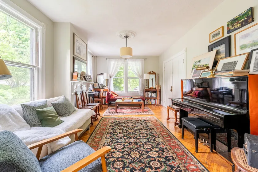 Large 2-BR apartment in historic waterfront home - Image 1