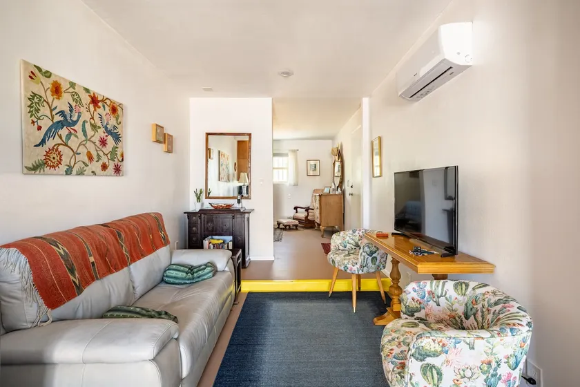 Adorable one-bedroom with parking on premises - Image 1