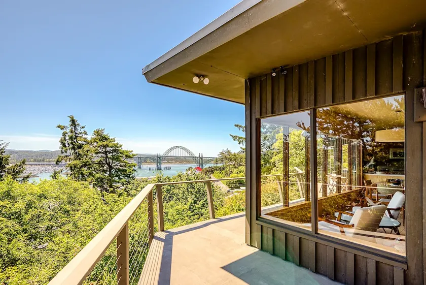 Newly updated • Sleeps 6 • Bay view Midcentury Mod - Image 1