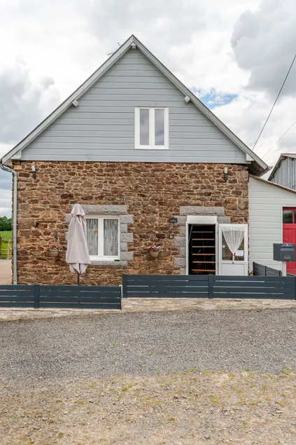 Studio in a stone farmhouse in the countryside - Image 1