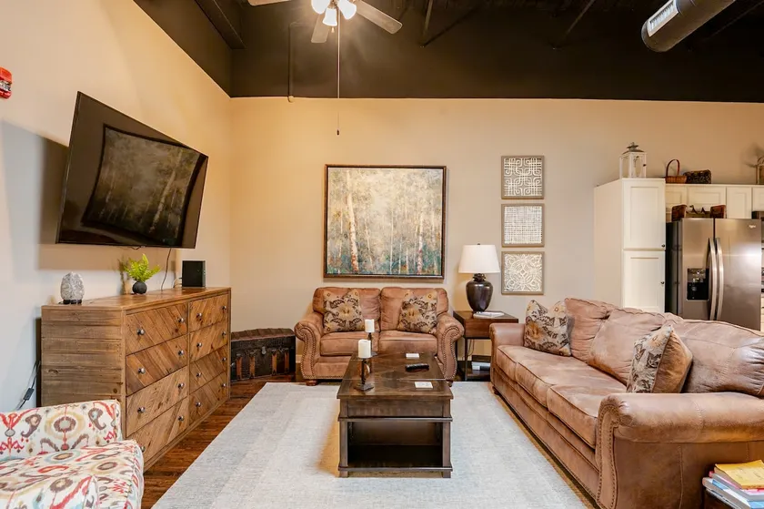 Gorgeous 2 Bdrm 2 Bath Executive Suite in Downtown - Image 1