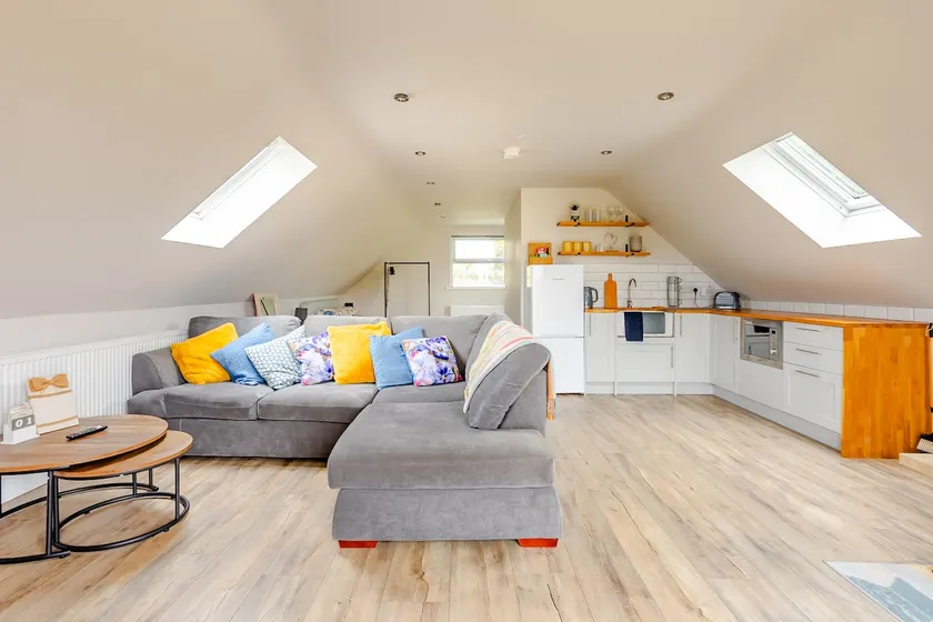 Lovely 1 Bedroom Loft with large balcony - Image 1