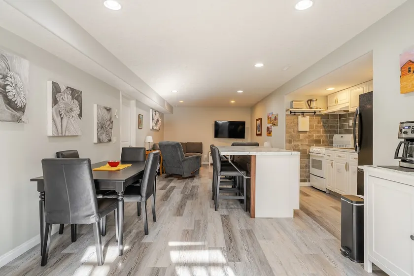 Sunset Escape - 1 Bedroom Suite w private entrance - Image 1