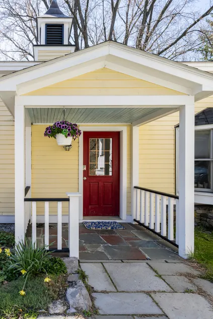 Beautiful 1 Bedroom Suite with private entrance - Image 1