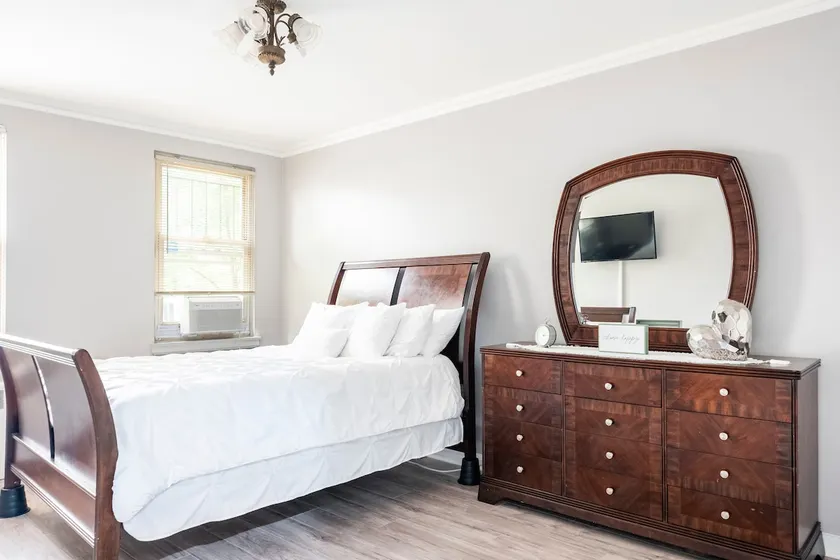 Beautiful home, parking on premises , comfy, quiet - Image 1