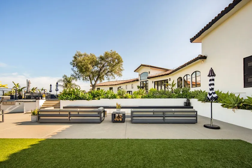 Large 4 Bed/5.5 bath Villa w/Poolhouse 1.5 Acre - Image 1