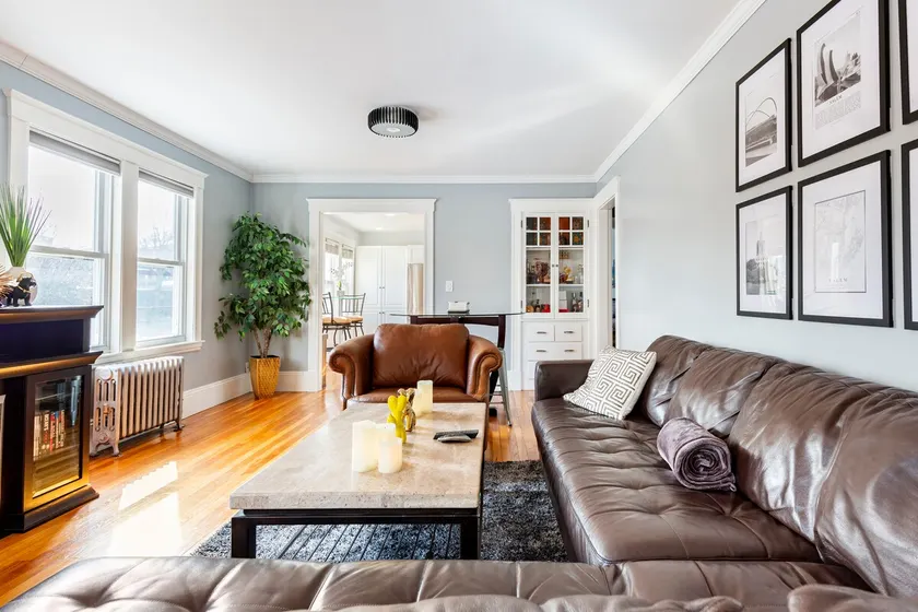 Modern Spacious Condo, walk to downtown & Parking! - Image 1