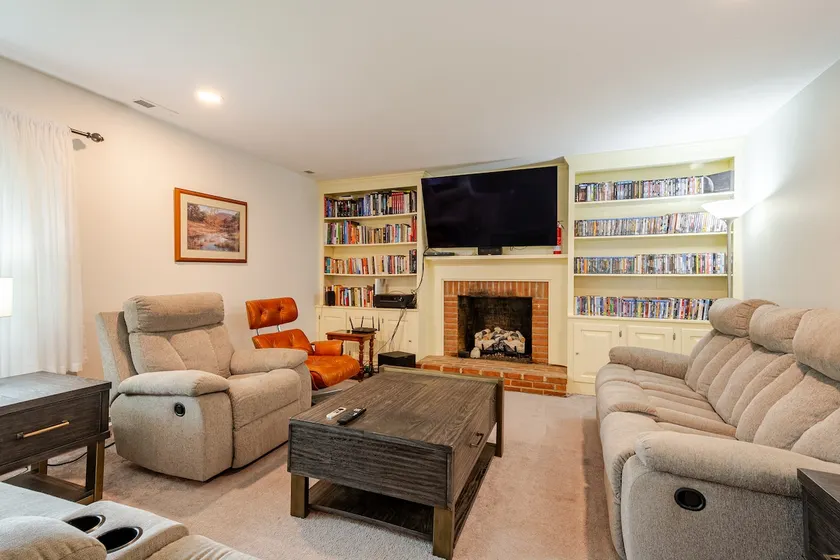 4 bdrm, 3 bath, 2,700 sqft whole house on 1 acre - Image 1