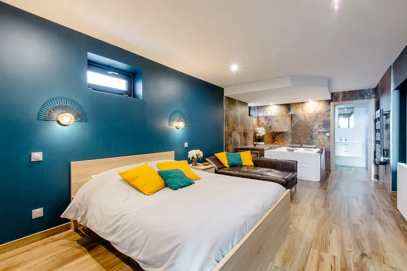 Lovely place with whirlpool. - Image 1