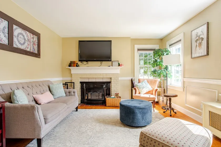 Benton House, Sleeps 10, King Bed Primary - Image 1