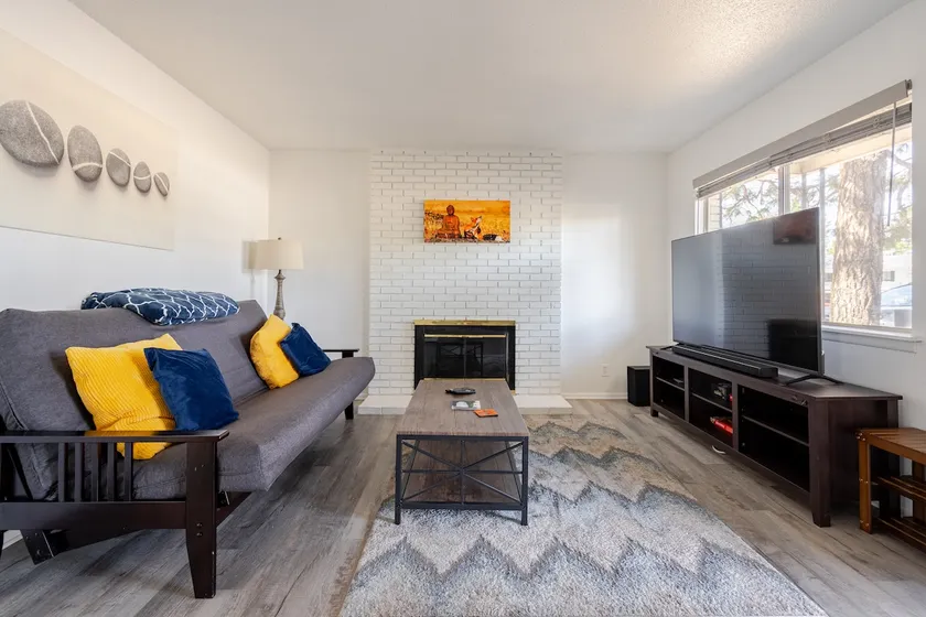 Cozy cul-de-sac condo with modern home office - Image 1
