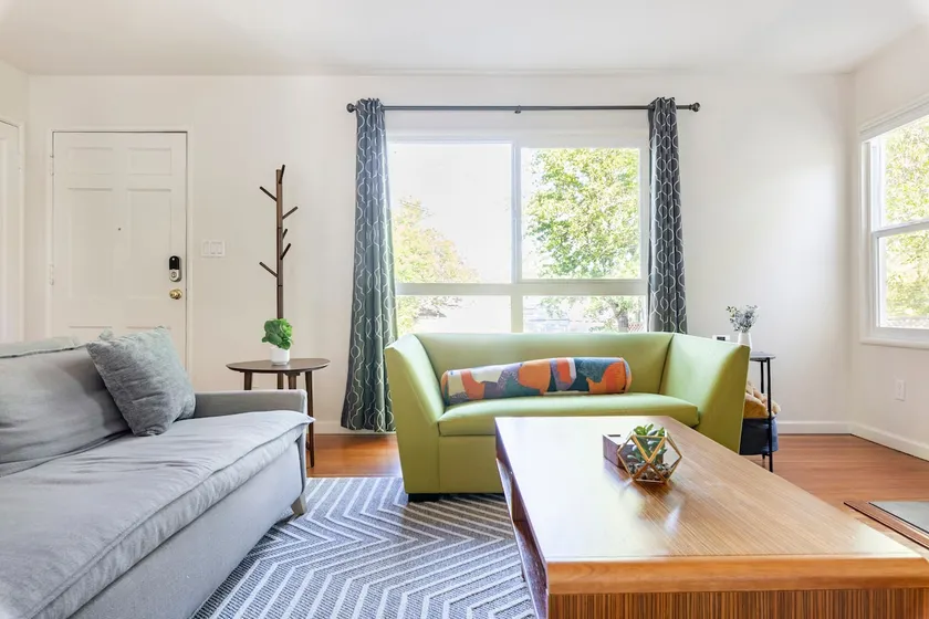Modern, Quiet House at Perfect Downtown Location - Image 1