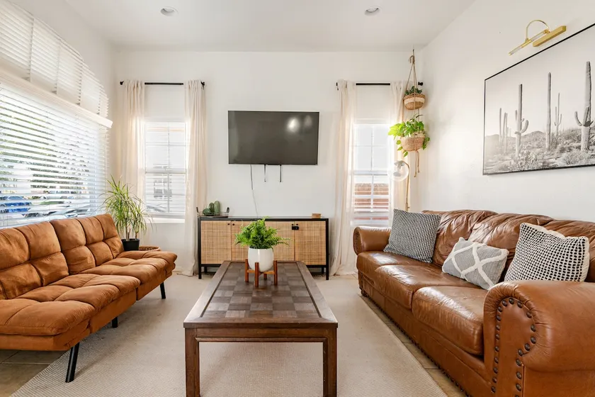 Cozy home - Arcade, Living Room AC, Near SoFi - Image 1