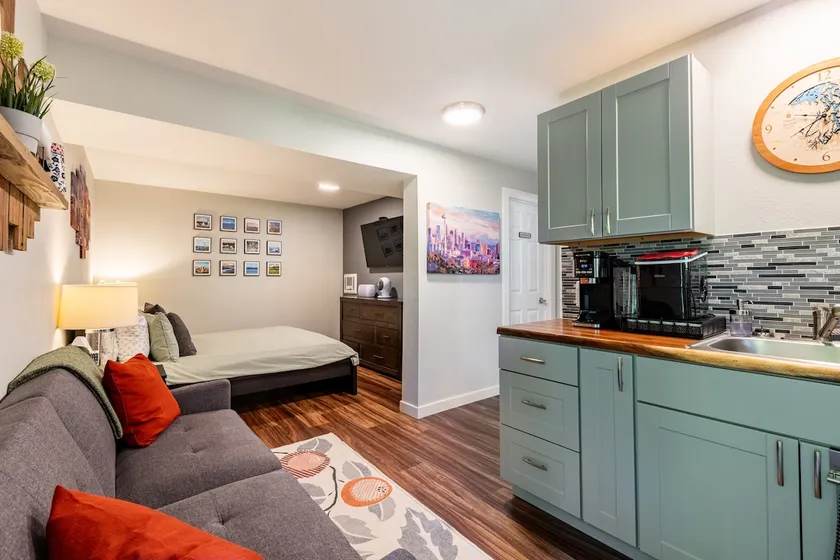 Modern studio with hot tub and patio access  - Image 1