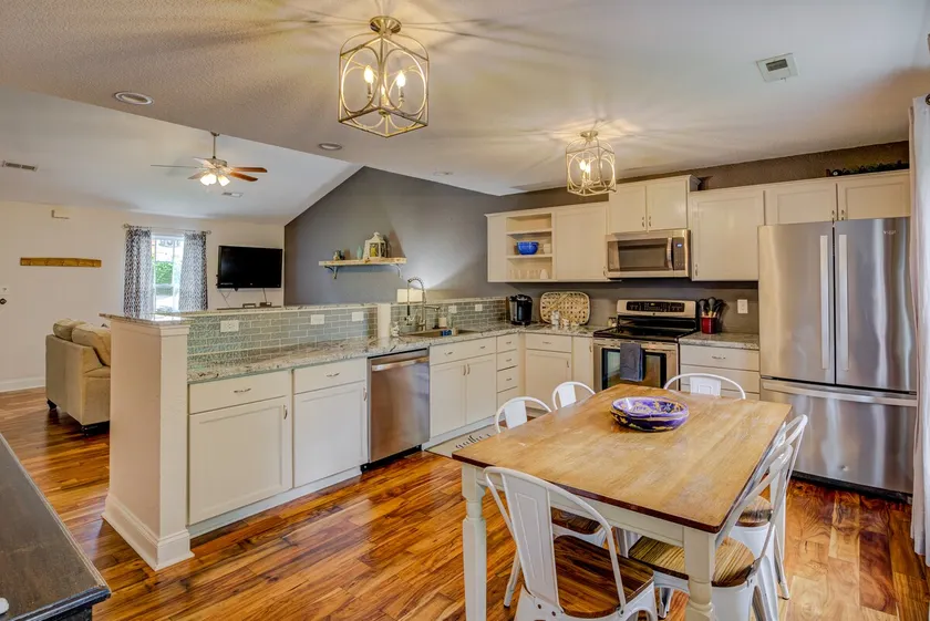 Cheerful 3 bedroom home with outdoor dining - Image 1