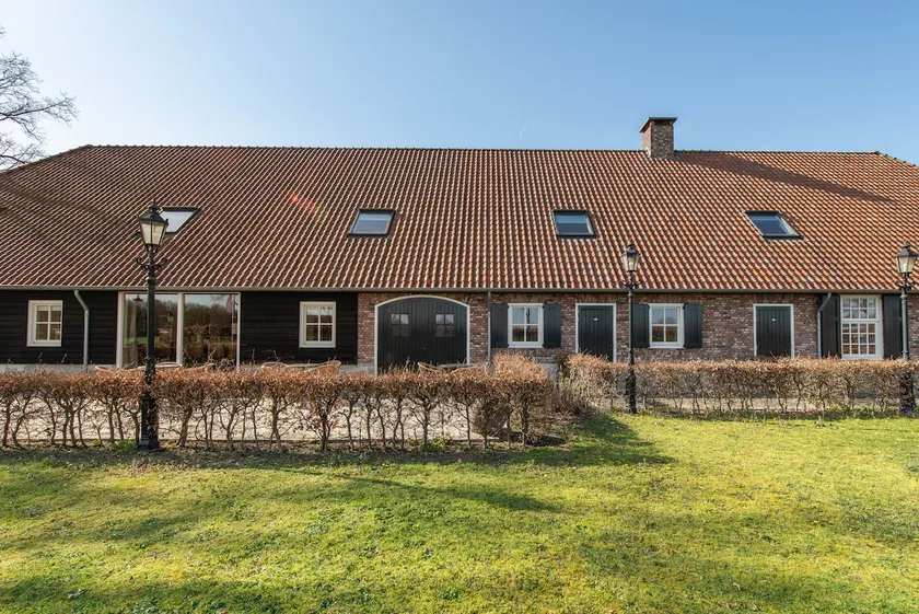 Large rural holiday home with 14 rooms - Image 1