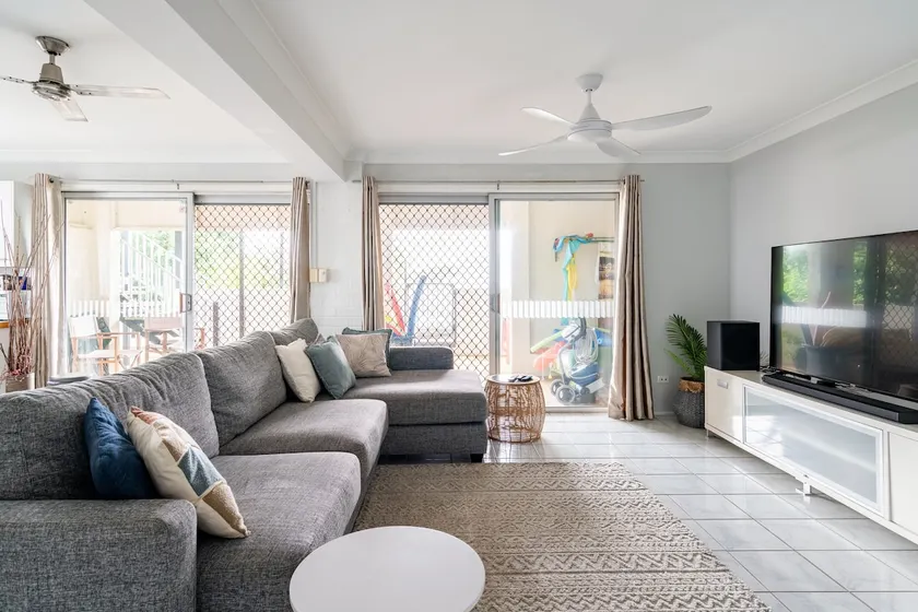 Sunny suite with the Works, Pool, 900m to beach - Image 1