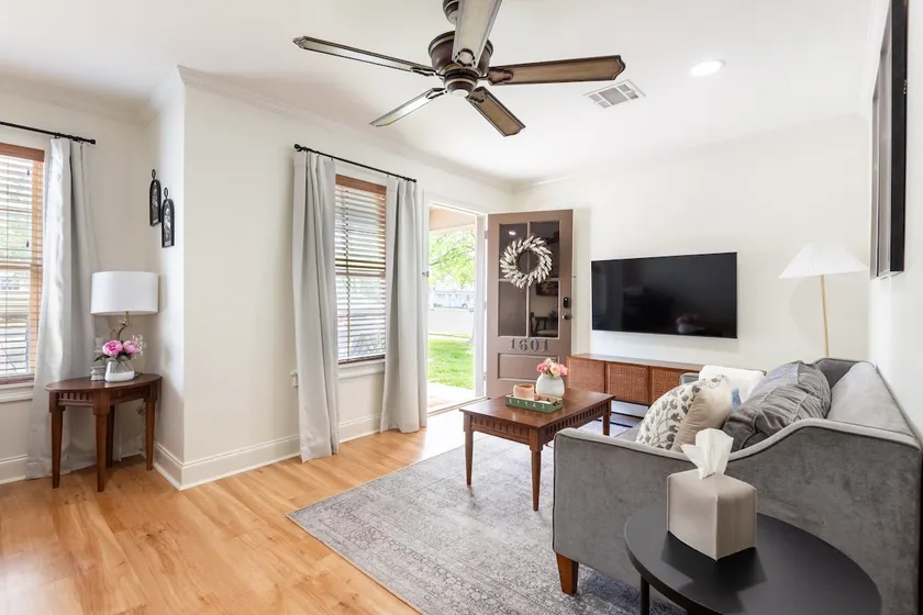 Charming 2BR Townhouse in Historic Neighborhood - Image 1