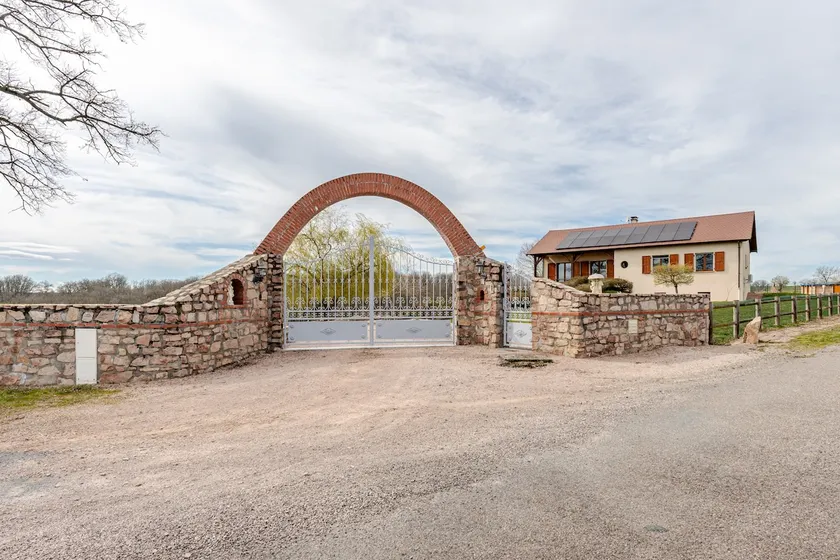 Modern, stylish, well equipped 4 bedroom property. - Image 1