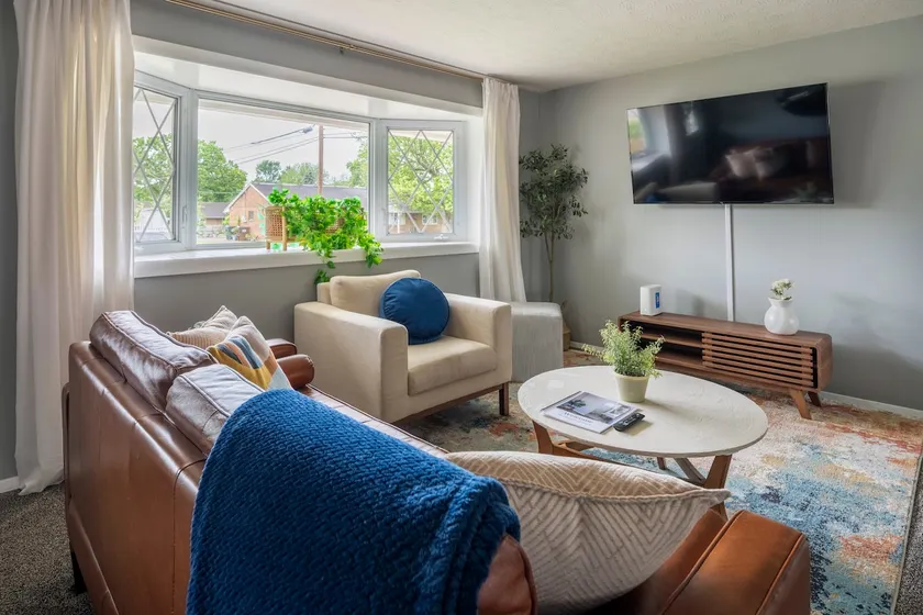 Renshaw Ranch - Elegant King Bed Suite - Image 1