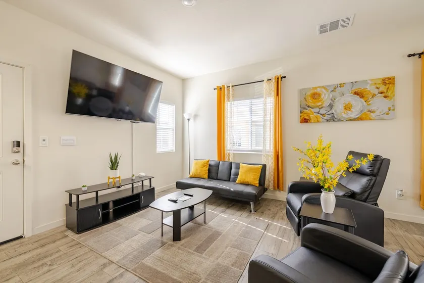 Beautiful Entire 3 bedroom Modern Home. - Image 1