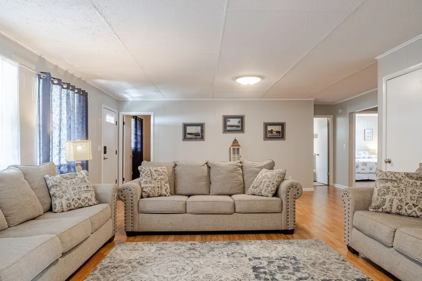 Heart of Suwannee - Large Canal Front Home - Image 1