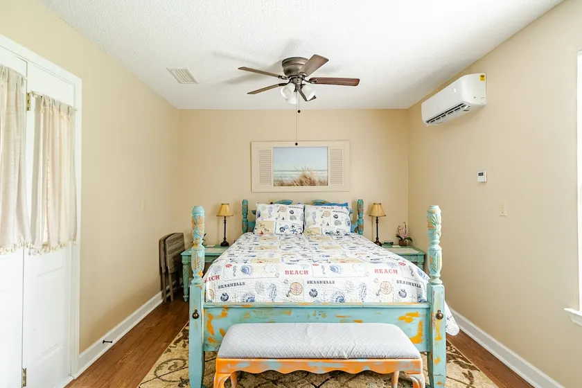 Private suite for two, 5 miles north of the beach. - Image 1