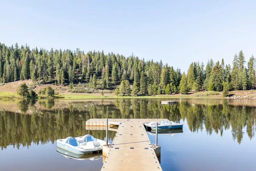 Leland Lodge~ Winter Snow Park-Summer Private Lake - Image 1